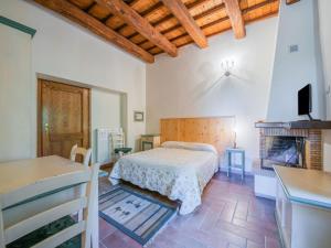 Ένα ή περισσότερα κρεβάτια σε δωμάτιο στο Holiday Home in Sellano with Pool & Views