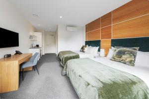 Säng eller sängar i ett rum på Hidden Lake Hotel & Apartments
