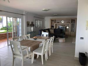 Posedenie v ubytovaní Villa Marianna con piscina climatizada y barbacoa