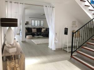 Posedenie v ubytovaní Villa Marianna con piscina climatizada y barbacoa