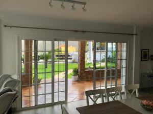 Posedenie v ubytovaní Villa Marianna con piscina climatizada y barbacoa