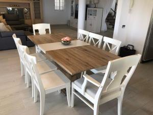 Posedenie v ubytovaní Villa Marianna con piscina climatizada y barbacoa