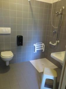 La salle de bains est pourvue de toilettes et d'un lavabo. dans l'établissement Ostello La Mine, à Cogne