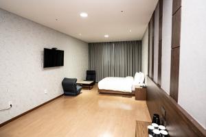 TV a/nebo společenská místnost v ubytování Notte La Mia Hotel