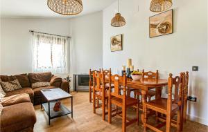 sala de estar con mesa y sofá en Pet Friendly Home In Colmenar With Kitchen, en Colmenar