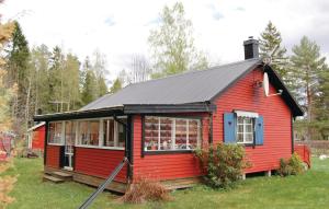 Tibro的住宿－Nice Home In Tibro With Kitchen，黑色屋顶的红色房子