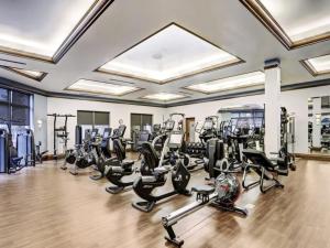 ベールにあるLuxury Ski-In, Ski-Out 1 Bedroom Residence In Lionshead Village At Vail Squareのトレッドミルやカーディオマシンが数台あるジム