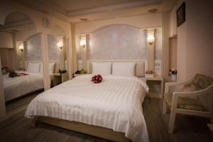 Voodi või voodid majutusasutuse Showart Hotel toas