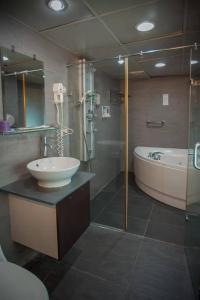 Koupelna v ubytování Showart Hotel