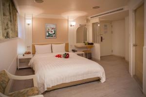 En eller flere senge i et værelse på Showart Hotel