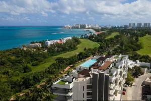 an aerial view of a resort near the ocean at Beautiful room well located in the hotel zone of Cancun in Cancún