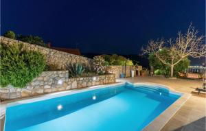ein Swimmingpool in einem Hinterhof bei Nacht in der Unterkunft Nice Home In Kornic With House Sea View in Kornić