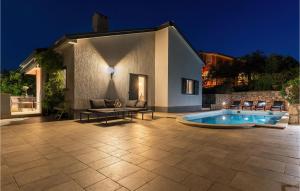 ein Haus mit einem Swimmingpool im Hof in der Unterkunft Nice Home In Kornic With House Sea View in Kornić