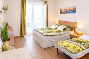 Postel nebo postele na pokoji v ubytování SWEET HOME Apartman , 30sqm studio, free private parking, mountain view, balcony, 20 min from downtown