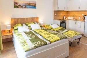 Postel nebo postele na pokoji v ubytování SWEET HOME Apartman , 30sqm studio, free private parking, mountain view, balcony, 20 min from downtown
