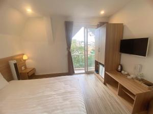 Postel nebo postele na pokoji v ubytování Lacami Dalat Hotel