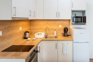 Kuchyň nebo kuchyňský kout v ubytování SWEET HOME Apartman , 30sqm studio, free private parking, mountain view, balcony, 20 min from downtown