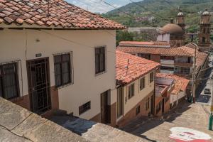 Vue de tête d'une ville avec des bâtiments dans l'établissement Habitaciones privadas en Caracol Casa Turistica, à San Gil
