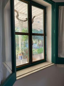 ein Fenster in einem Zimmer mit einem Basketballkorb in der Unterkunft La casetta tra gli ulivi in Sciacca