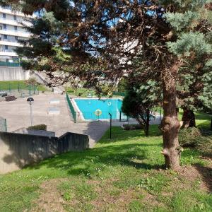 drzewo w parku z basenem w obiekcie Bonito piso con garaje y piscina a 8 'centro w mieście Castro-Urdiales