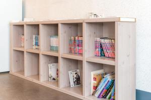 テグにあるDongseongro ZERO guesthouseの部屋の中に本が詰まった木製の本棚