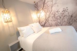 En eller flere senge i et værelse på Art Apartment newly build 7min from Rotterdam CS app1