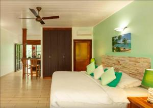 Postel nebo postele na pokoji v ubytování La Digue Self-Catering Apartments