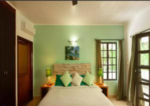 Postel nebo postele na pokoji v ubytování La Digue Self-Catering Apartments