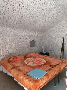 ムスーリーにあるMussoorie Camp Resortの天井のある部屋のベッド1台分です。