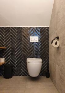 Ένα μπάνιο στο Nest Lodge