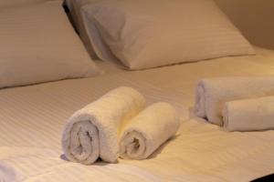 Una cama con dos toallas enrolladas. en מול ההר en Ein Zivan