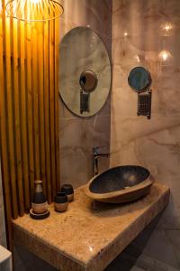 y baño con lavabo y espejo. en Artemision, en Loutra Edipsou
