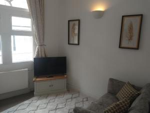 TV/trung tâm giải trí tại All Saints 2 bed Apartment in central Stamford with Parking