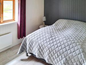 Tempat tidur dalam kamar di Holiday home Vallersund