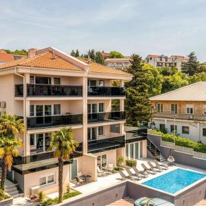 ツリクヴェニツァにあるVilla Dubravkaのスイミングプール付きの建物の空中ビュー