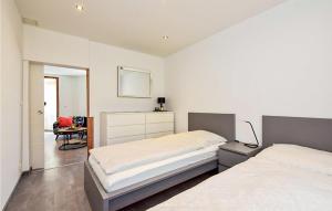 1 Schlafzimmer mit 2 Betten, einem Schreibtisch und einem Stuhl in der Unterkunft Beautiful Apartment In Zella-mehlis With Wifi in Zella-Mehlis