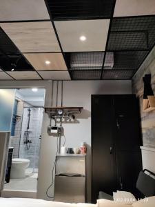 a room with a kitchen with a black ceiling at 18世紀普魯士藍現代寓所Prussian Blue Inn工業風 in Kaohsiung