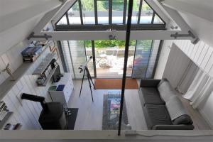 - un salon avec un canapé dans l'établissement Little West Hill Studio, à Lyme Regis