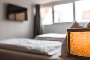 Postel nebo postele na pokoji v ubytování OPERA Hotel