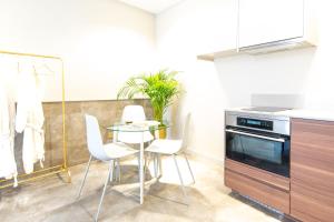 Η κουζίνα ή μικρή κουζίνα στο The Den Newly Build Apartment 7-Minutes From Rotterdam City Central Station app2