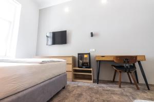 TV a/nebo společenská místnost v ubytování OPERA Hotel
