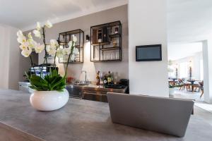 TV a/nebo společenská místnost v ubytování OPERA Hotel