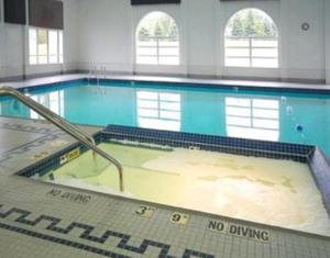 Kolam renang di atau dekat dengan Dunes Express Inn and Suites