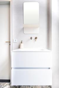 een badkamer met een wastafel en een witte kast bij Luxurious Penthouse Newly Build just 7-Minutes from Rotterdam CS City app3 in Schiedam