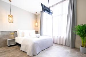 1 dormitorio con cama y ventana grande en Luxurious Penthouse Newly Build just 7-Minutes from Rotterdam CS City app3, en Schiedam