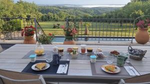 un tavolo con piatti di cibo e bevande di Domaine La Garenne a Reilhaguet