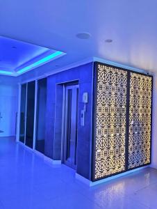 ein Badezimmer mit blauen Wänden und einer Wand mit blauen Lichtern in der Unterkunft titanic residence in Pattaya