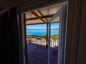 einen Balkon mit Meerblick in der Unterkunft Mobile Homes Mediteran Campsite Klenovica in Klenovica