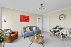 un soggiorno con divano e tavolo di Ocean Breeze Apartment a Margate