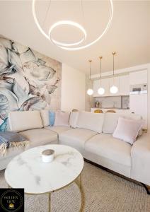 レバルにあるApartament Golden View - Rewal Klifowa 5の白いソファとテーブルのあるリビングルーム +30枚の写真